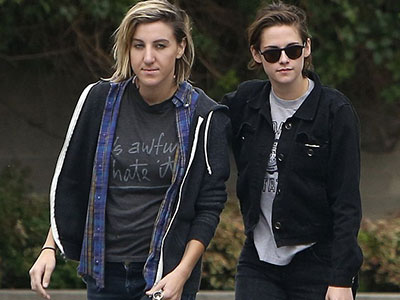 Kristen Stewart thân mật với bạn gái trên phố