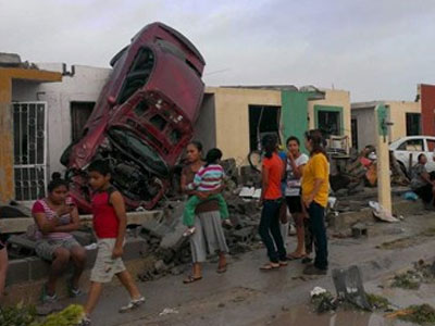 Mexico: Vòi rồng cuốn ô tô lên nóc nhà, 13 người chết
