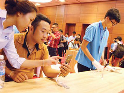 Bphone ra mắt đình đám: Đường dài trước mắt