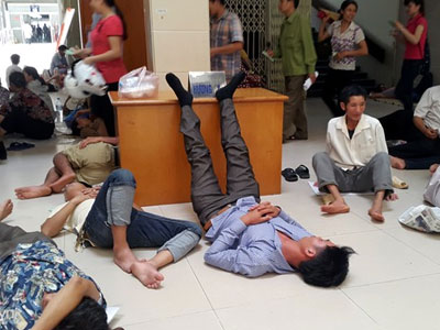 Các kiểu nằm ở bệnh viện ngày nắng nóng 39 độ C