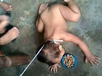 Dư luận phẫn nộ khi thấy mẹ dắt con đi bằng xích chó