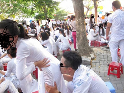 Màn "môi chạm mông" giữa trường gây bức xúc gay gắt
