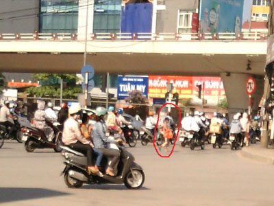Mẹ bắt con bỏ học đi ăn xin lấy tiền nuôi... chồng hờ?