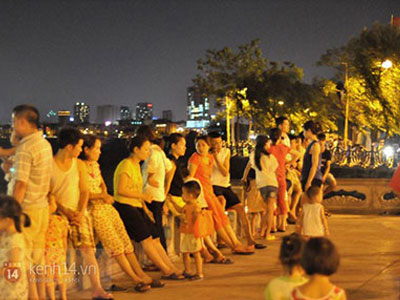 Nắng nóng, người Hà Nội "vây quanh" Hồ Tây trong đêm