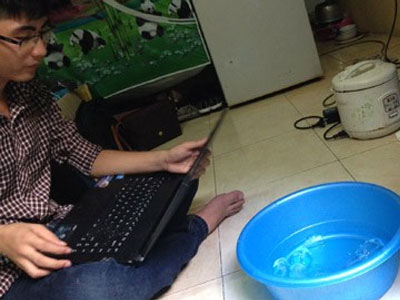 Sinh viên vật vã chống nóng
