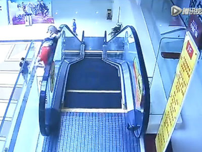 Thót tim bé trai 3 tuổi rơi từ tầng 2 vì nghịch thang cuốn