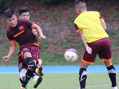 Tiền vệ U23 Việt Nam tập kỹ thuật sút rabona