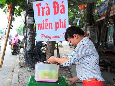 Trà đá, nước lọc miễn phí cho người nghèo giữa những ngày Hà Nội 40 độ C