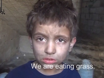 Bé trai Syria phải ăn cỏ để tồn tại
