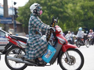 Hà Nội: Chị em bịt kín chống chọi “chảo lửa”