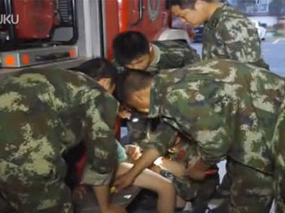 Kẹt "của quý" khi kéo khóa quần, cậu bé 10 tuổi ngất xỉu