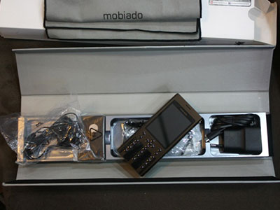 Mở hộp chiếc Mobiado giá 70 triệu đồng sẽ được treo ở Hang Sơn Đoòng