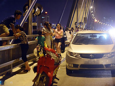 Người dân lên cầu Nhật Tân hóng gió
