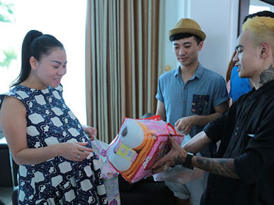 Top 8 Vietnam Idol tới nhà riêng thăm Thu Minh