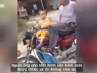 Bé gái 2 tuổi ở Trung Quốc phóng xe máy vun vút