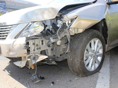 Camry kéo lê xe máy, húc đổ cây trên dải phân cách