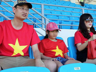 CĐV Việt Nam đến sân Bishan từ sớm, chờ xem U23 Việt Nam