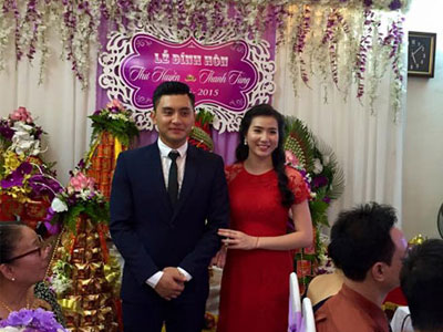 Chân dài Thư Huyền rạng rỡ trong lễ ăn hỏi