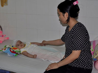 Công an điều tra vụ bé gái ngã chấn thương sọ não