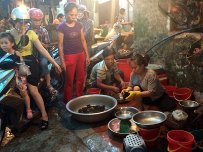 Nóng hầm hập: Thịt ế sưng, xếp hàng cả đêm mua cua đồng