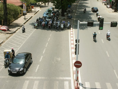 Núp bóng râm chờ đèn đỏ giữa "chảo lửa" Hà Nội