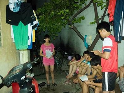 Sinh viên vật vã tìm cách để "sống sót" qua những ngày nóng kỉ lục
