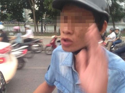 Hà Nội: Bắt đối tượng vờ kẹt chân để ăn vạ tiền chủ xế hộp