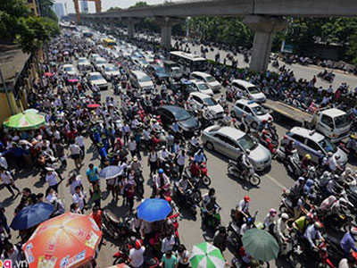 Người nhà sĩ tử căng thẳng trong nắng nóng 40 độ C