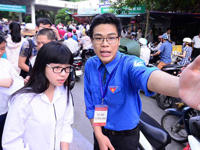 Sĩ tử đi thi từ sáng sớm, nhiều tuyến đường ùn ứ giao thông