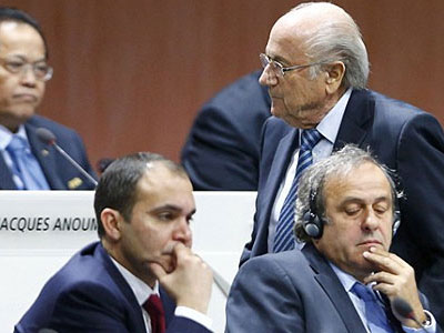 Tây Ban Nha và Pháp trở mặt với UEFA, gián tiếp giúp Blatter tái đắc cử