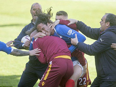 Ẩu đả kinh hoàng trên sân bóng Scotland