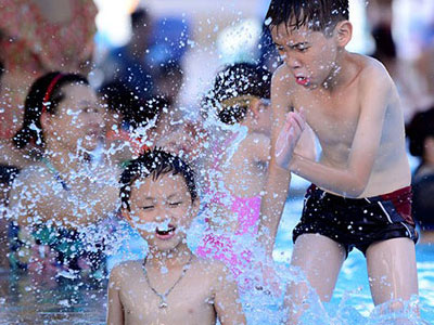 Bể bơi đông đúc ngày nắng nóng
