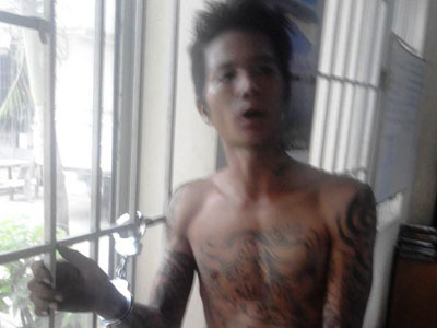 Hàng chục người dân bắt tên cướp xăm trổ