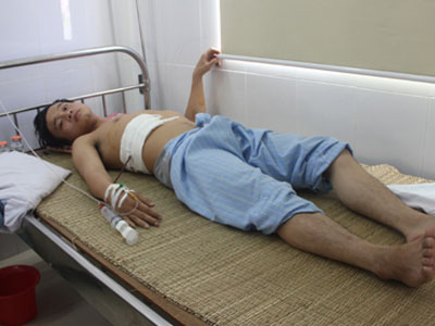 Lỡ điểm xuống, khách đâm thủng bụng nhân viên bán vé xe buýt