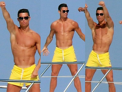 Ronaldo nhảy điệu vũ, khoe thân giữa biển khơi