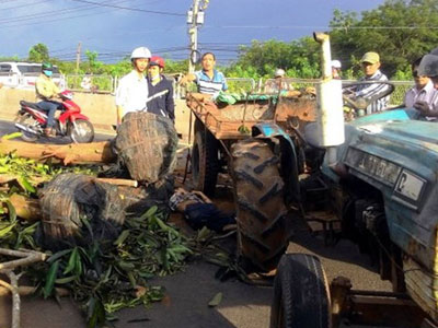 Xe máy cày lật đè chết tài xế, quốc lộ 1A ùn tắc 4 km