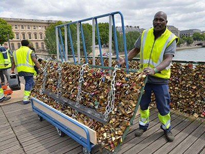 Cận cảnh quá trình phá bỏ "cầu tình yêu" huyền thoại ở Paris