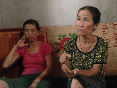Hà Nội: Cả gia đình mang rơm đốt vùng kín của hàng xóm