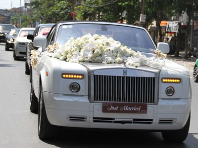 Rolls-Royce siêu sang và môtô 3 bánh đi rước dâu ở Nghệ An