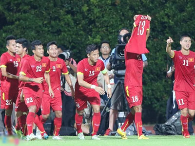 VIDEO: Hồng Quân ghi bàn trên chấm penalty