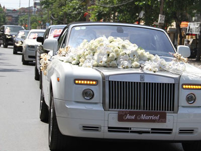 Rolls-Royce siêu sang và môtô 3 bánh đi rước dâu ở Nghệ An