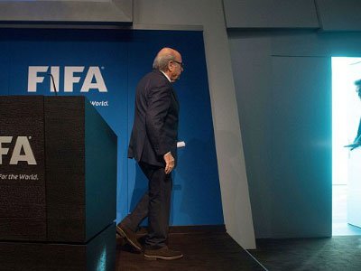 Thế giới đồng loạt vui mừng trước tin Blatter từ chức