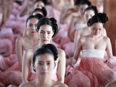 3 bộ phim châu Á gây gốc với cảnh khoe ngực của hàng ngàn người đẹp