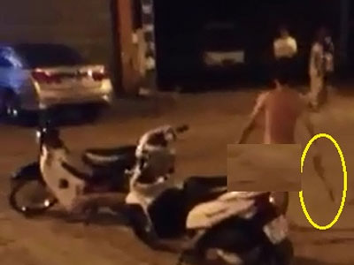 Clip: Ngáo đá, thanh niên cởi chuồng cầm thanh sắt gây náo loạn đường phố