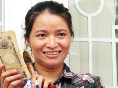 Cơ quan thuế lúng túng với 5 triệu yen của chị ve chai