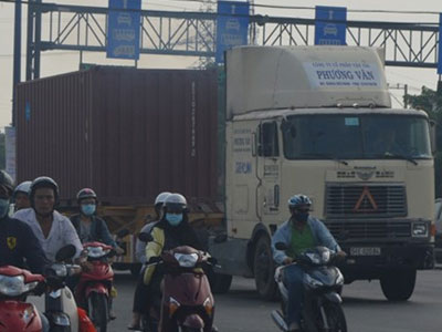 Container - hung thần xa lộ, vì đâu?