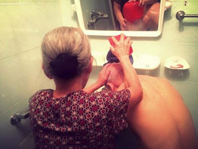 Hình ảnh bà lão 81 tuổi gội đầu cho cụ ông gây xúc động mạnh
