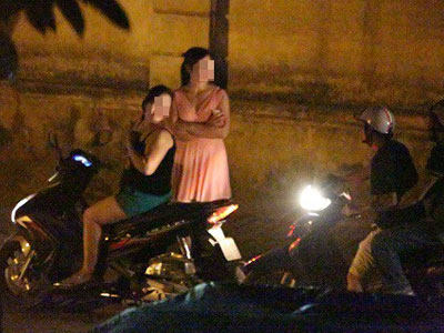 "Mục kích" đoạn đường 500m, có tới gần 20 “gái bán hoa” đứng chờ