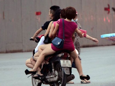Quái xế chở "gái bán hoa" đại náo phố phường Hà Nội