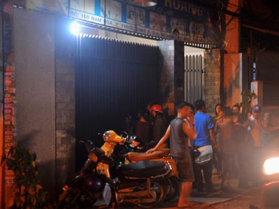 Chồng treo cổ chết trong nhà, vợ bê bết máu chạy ra kêu cứu